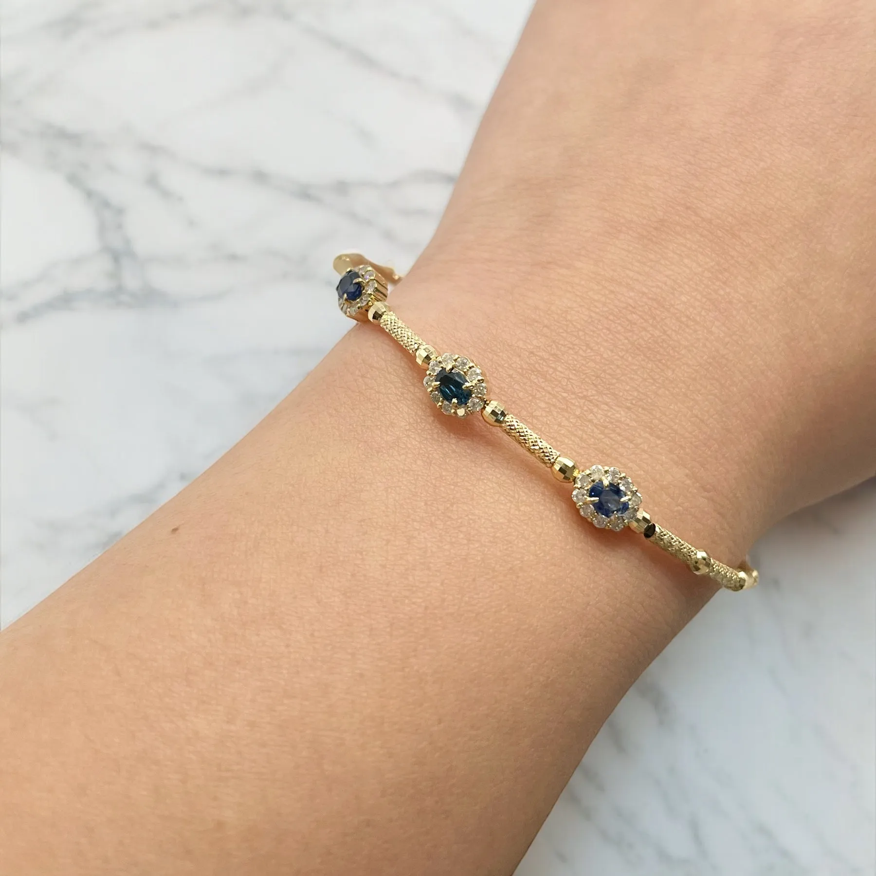 SAPPHIRE STRETCHABLE YELLOW GOLD OVAL BANGLE